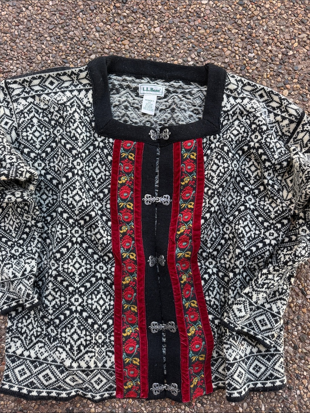 L.L. Bean women’s large wool cardigan embroidered clasp vintage nordic grandma